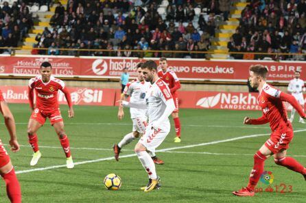 Rodri controla el balón ante la mirada de los defensas del cuadro tarraconense