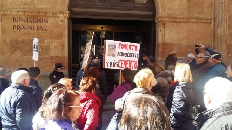 Los manifestantes, ante la Diputación de Salamanca.