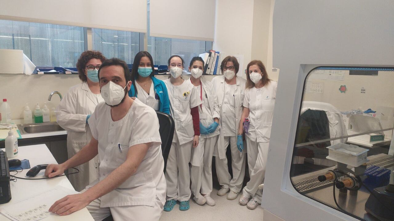 Técnicos de laboratorio en el Hospital Santa Lucía