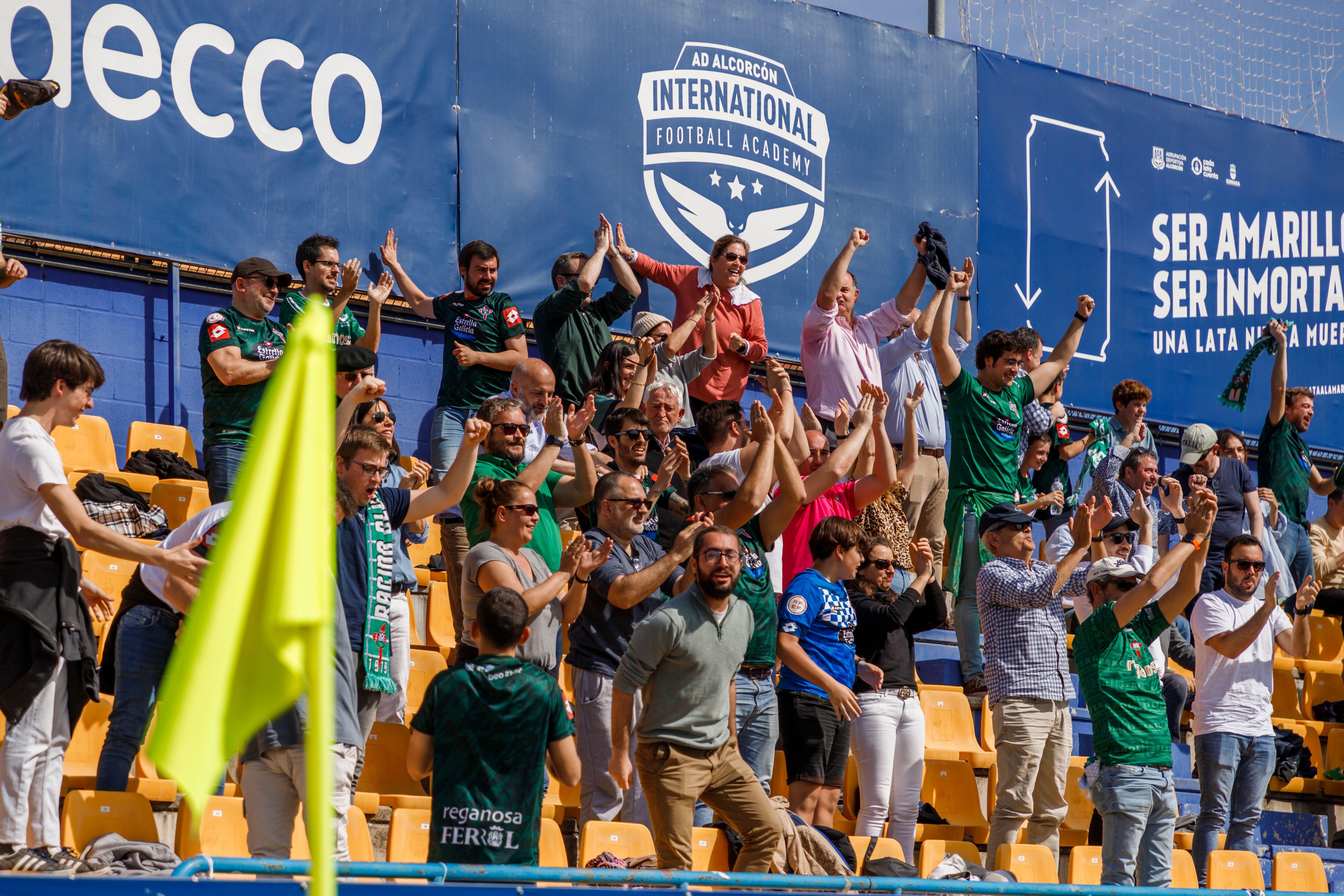 Aficionados del Racing en el partido del pasado domingo ante el Alcorcón (foto: Cadena SER)