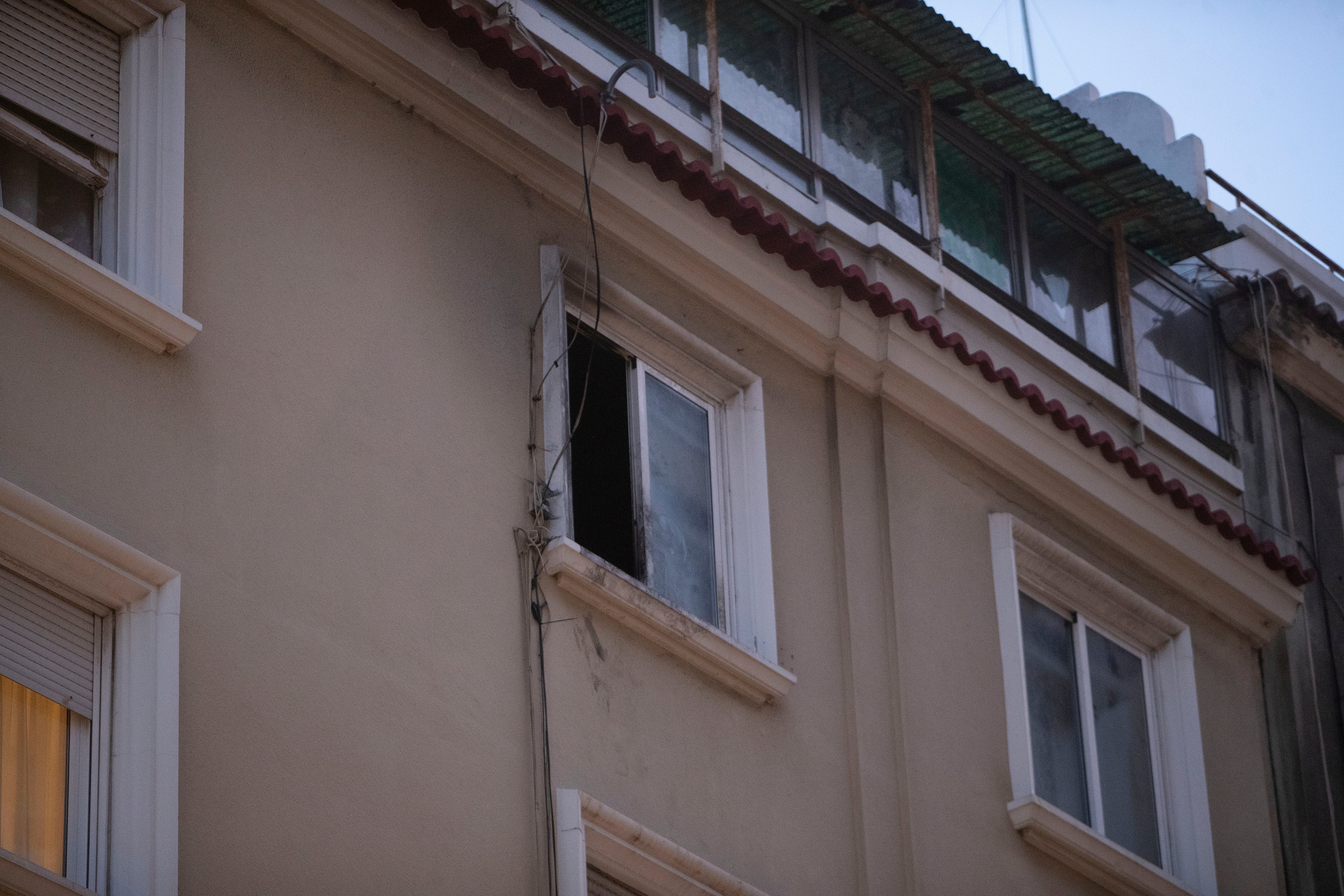 VIGO (PONTEVEDRA), 11/10/2023.- Cuatro personas, entre ellos tres menores han fallecido en el centro de Vigo en el incendio de un edificio que los vecinos consideran intencionado, además ocho personas han resultado heridas por el fuego que ha afectado al número 6 de la calle Alfonso X de la localidad gallega y ya está apagado. EFE / Salvador Sas
