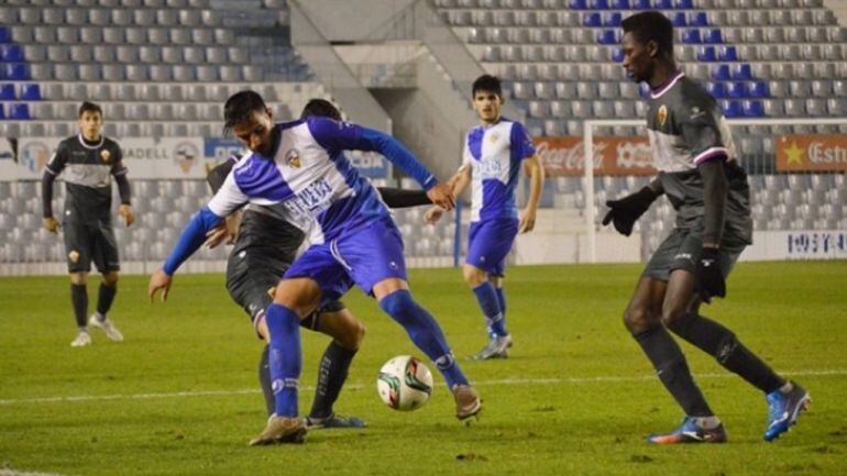 Forniés, durante un partido con el CE Sabadell