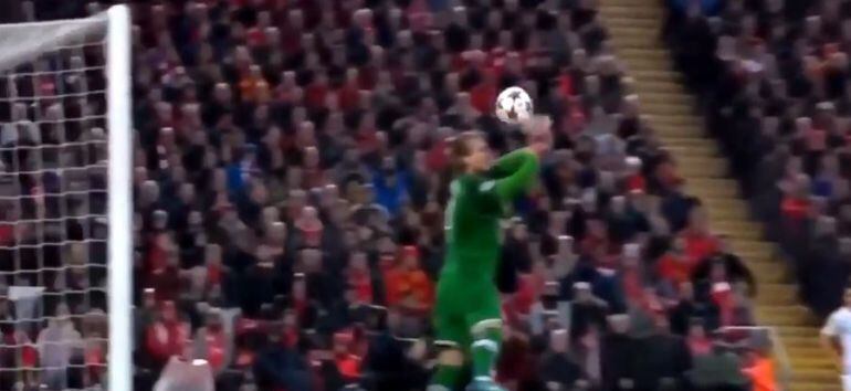 Karius intenta atajar un balón en el partido de ida de semifinales frente a la AS Roma