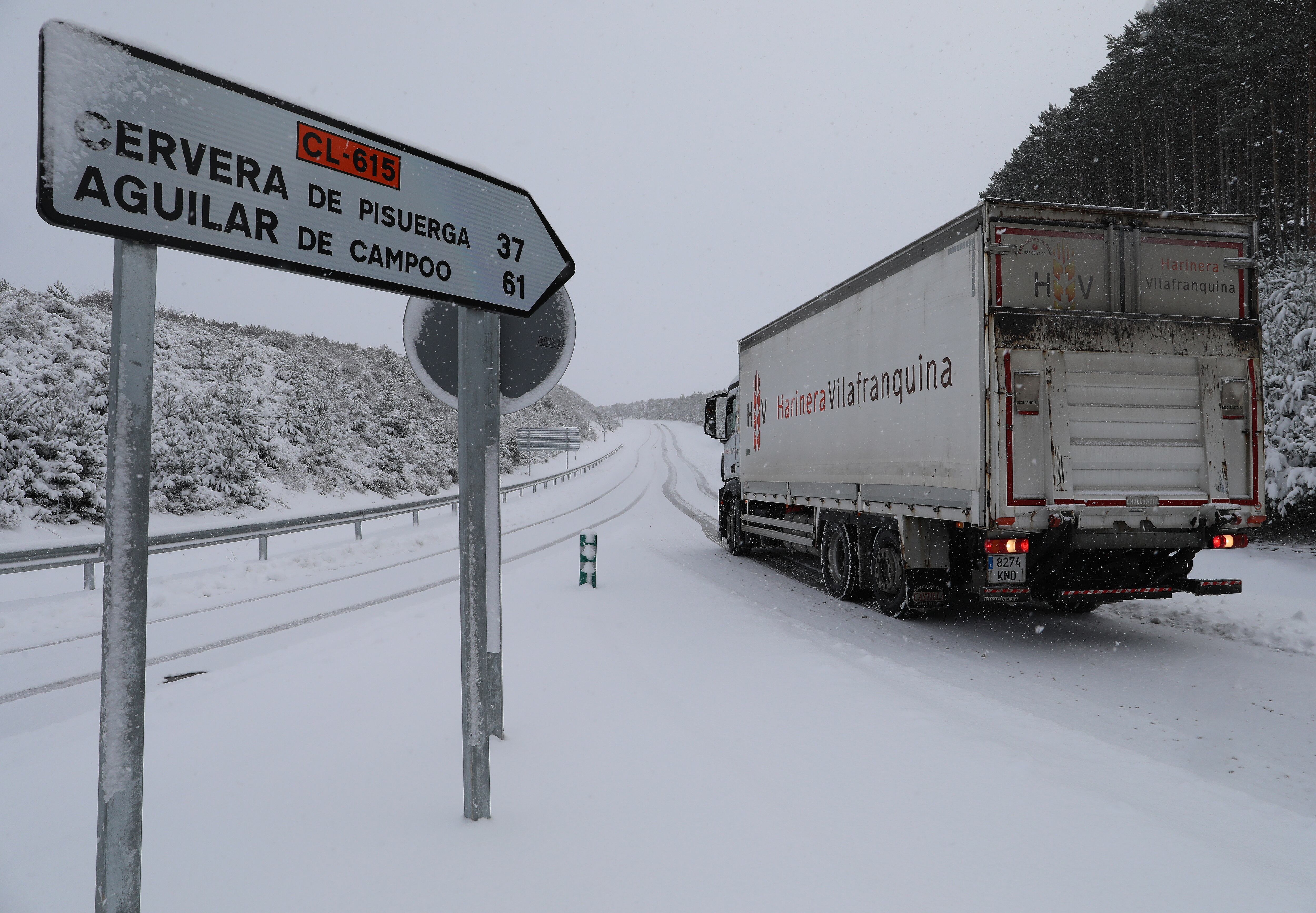 Nieve en el norte de PalenciaUn camión desiste de continuar por la CL 615 en direccción a Cervera de Pisuerga(Palencia)