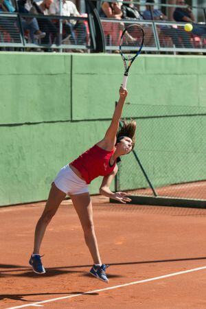 Paula Arias, al saque, en una de las eliminatorias de la Summer Cup