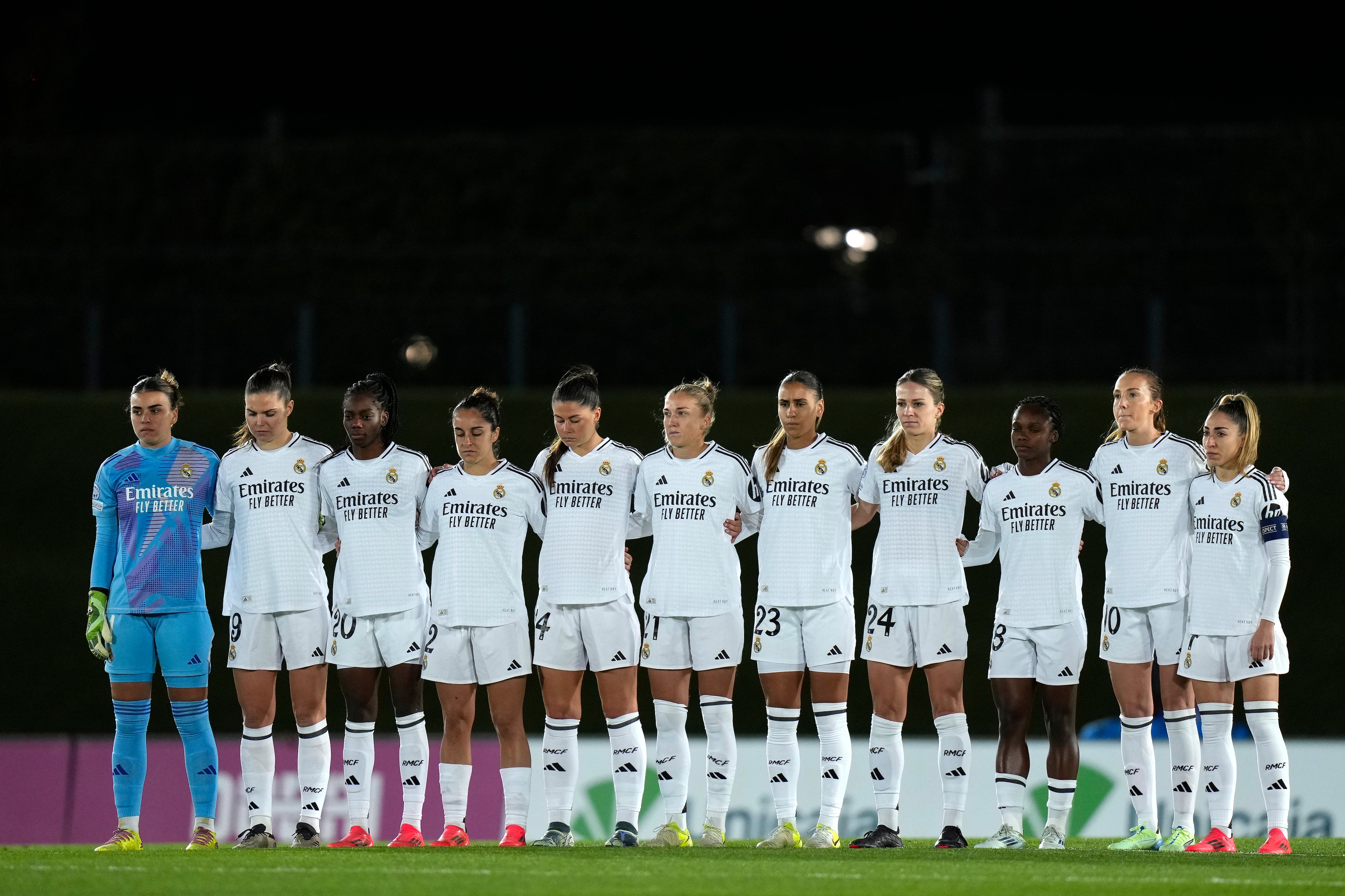 Las jugadoras del Real Madrid respetan el minuto de silencio