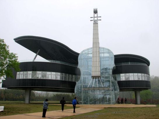 Este es una conservatorio en forma de piano de cola y violín