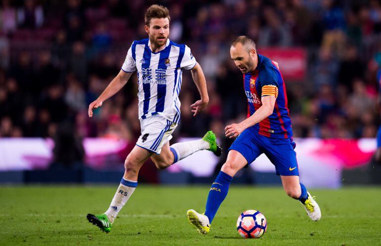 Iniesta conduce el balón ante Asier Illarramendi, en el partido del pasado sábado.