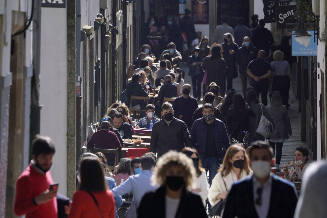 Terrazas de restaurantes llenas de gente durante el segundo día de la apertura parcial de la hostelería en Santiago de Compostela, A Coruña.