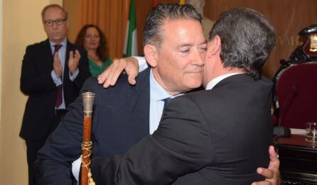 El nuevo alcalde de Linares, Raúl Caro, recibe el bastón de mando del alcalde saliente, Juan Fernández.