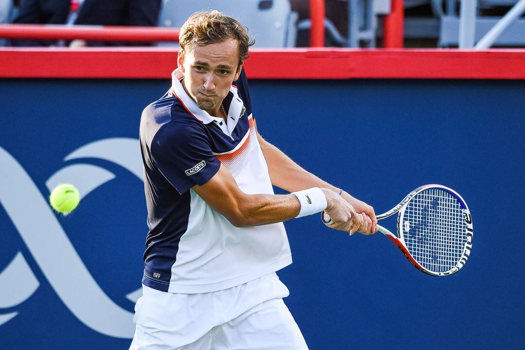 Daniil Medvedev golpea una pelota de revés.