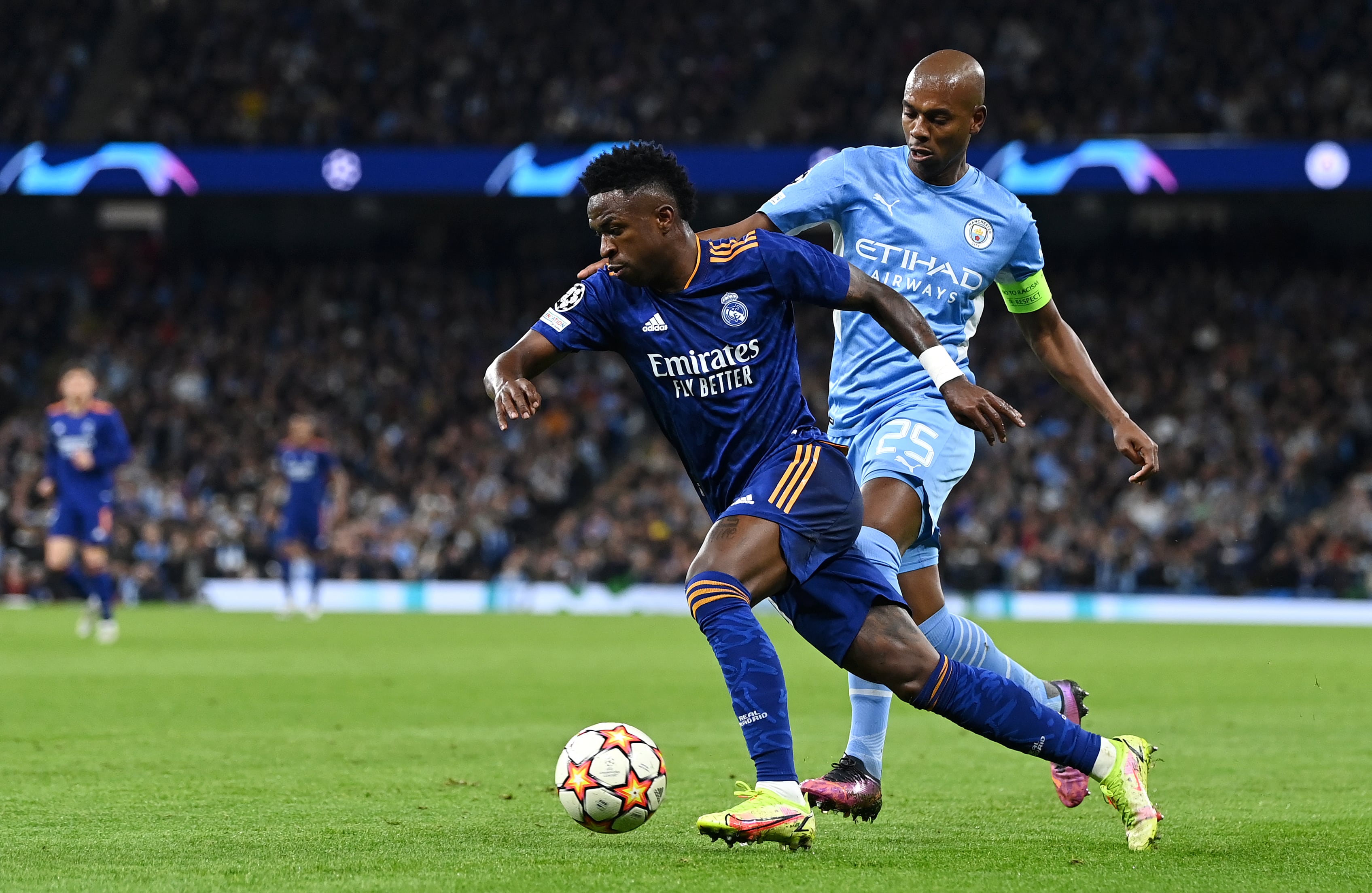 Vinicius volvió loco a Fernandinho en el Etihad Stadium.