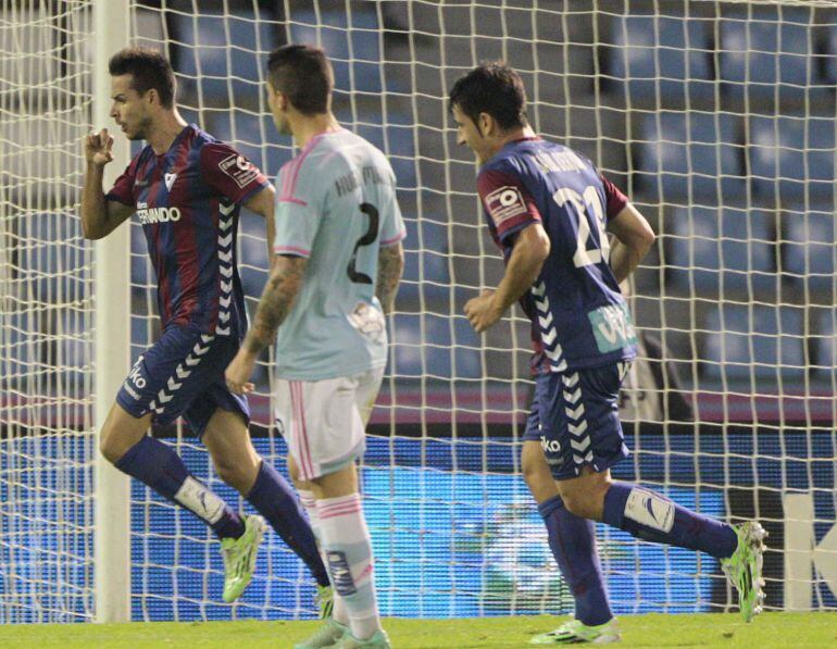  Alegría de Manu del Moral tras marcar el gol de la victoria en Vigo