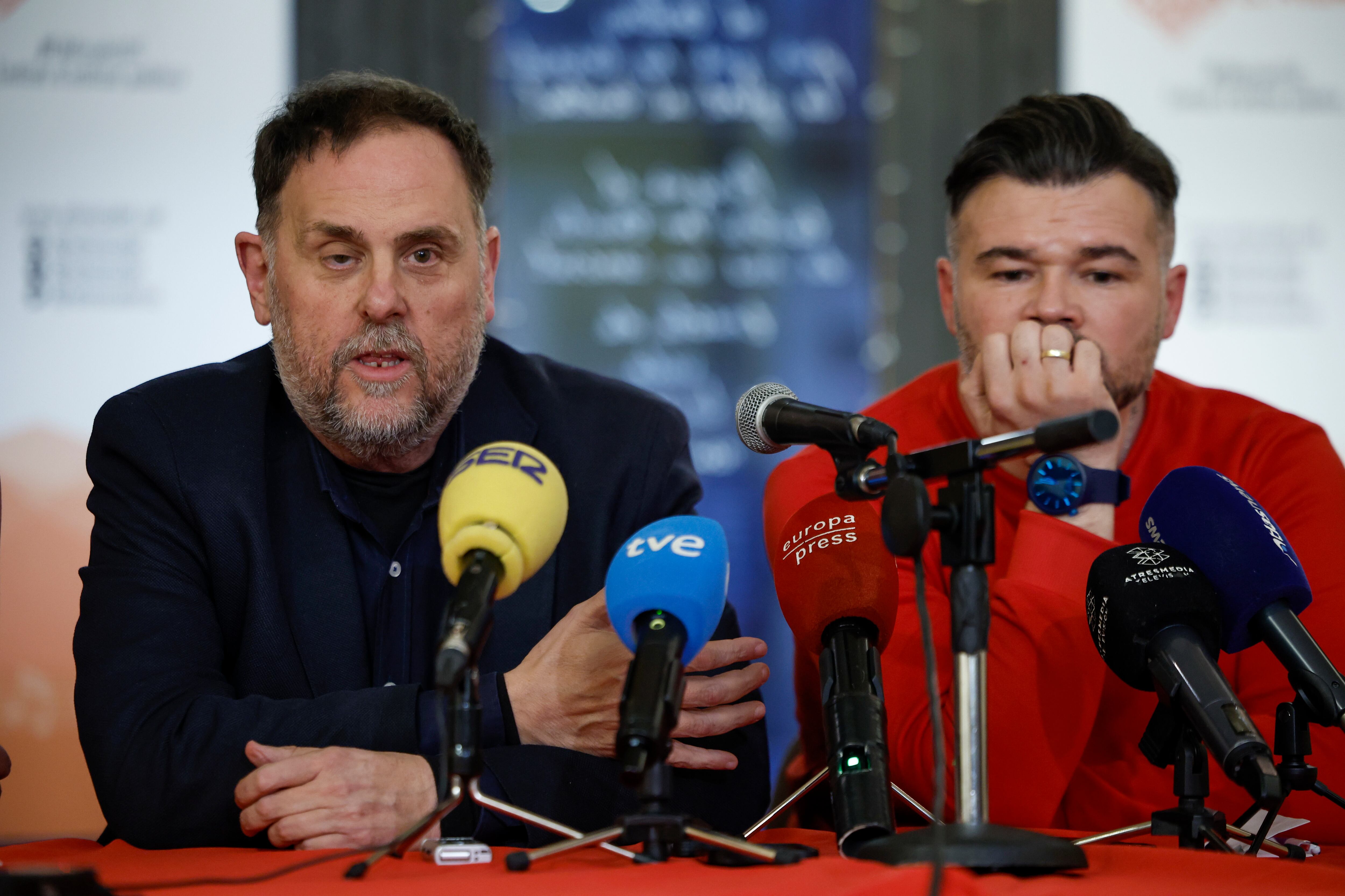 El presidente de ERC, Oriol Junqueras, y el portavoz del partido en el Congreso, Gabriel Rufián, durante la rueda de prensa ofrecida este miércoles sobre financiación autonómica, entre otros asuntos