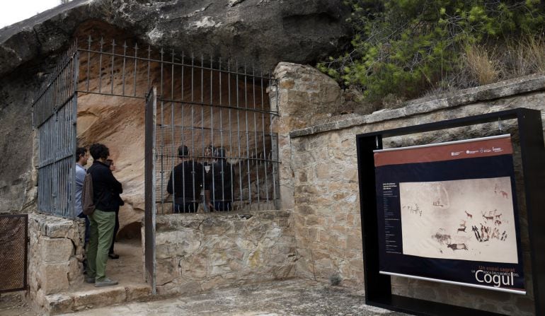 Pla general de diversos visitants a les pintures rupestres de la Roca dels Moros d&#039;El Cogul, el 6 d&#039;octubre de 2016. El centre d&#039;Interpretació ha acollit l&#039;acte de presentació del projecte &quot;Espais Naturals de Ponent&quot;