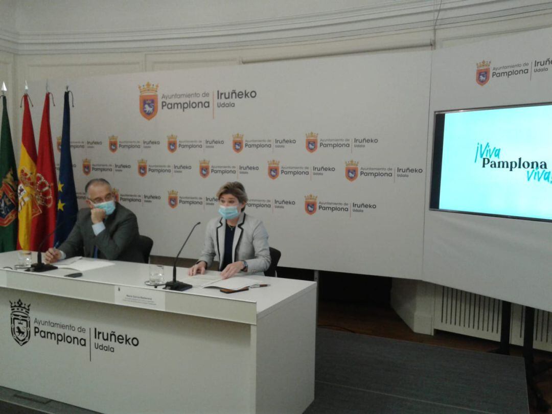 El alcalde de Pamplona, Enrique Maya, y la concejala de Cultura e Igualdad, María García Barberena, en la presentación de la programación cultural de verano en Pamplona. 