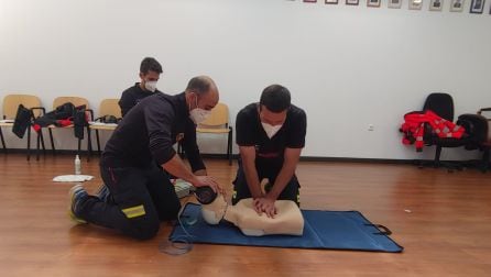 Los bomberos asisten a un curso sobre Reanimación Cardiopulmonar