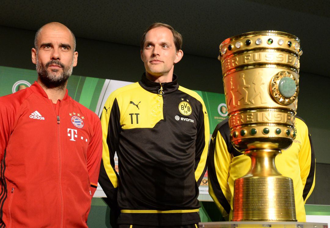 Guardiola y Tuchel posando junto al trofeo de la DFB Pokal