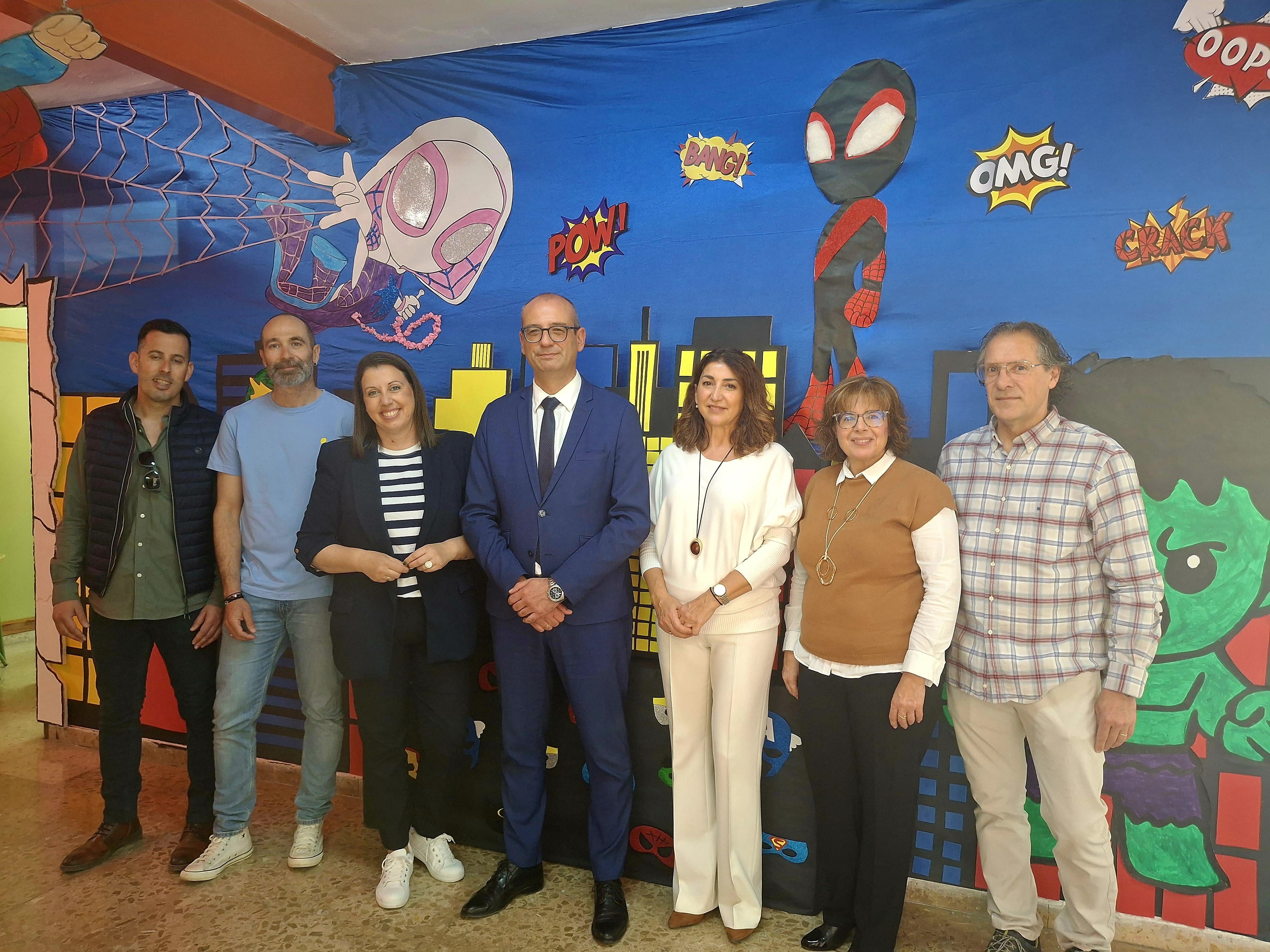 El consejero de Educación y Formación Profesional, Víctor Marín, visita el CEIP San Roque de Ceutí, donde se ha ampliado el comedor escolar.