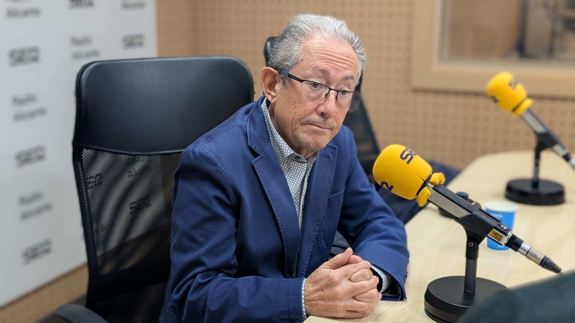 Ángel Luna, Síndic de Greuges en la Comunitat Valenciana, en un momento de la entrevista con Carlos Arcaya en Radio Alicante