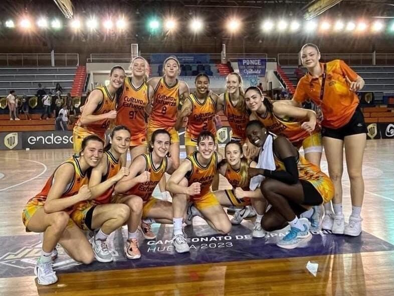 Les jugadores del València Basket celebrant la medalla de bronze