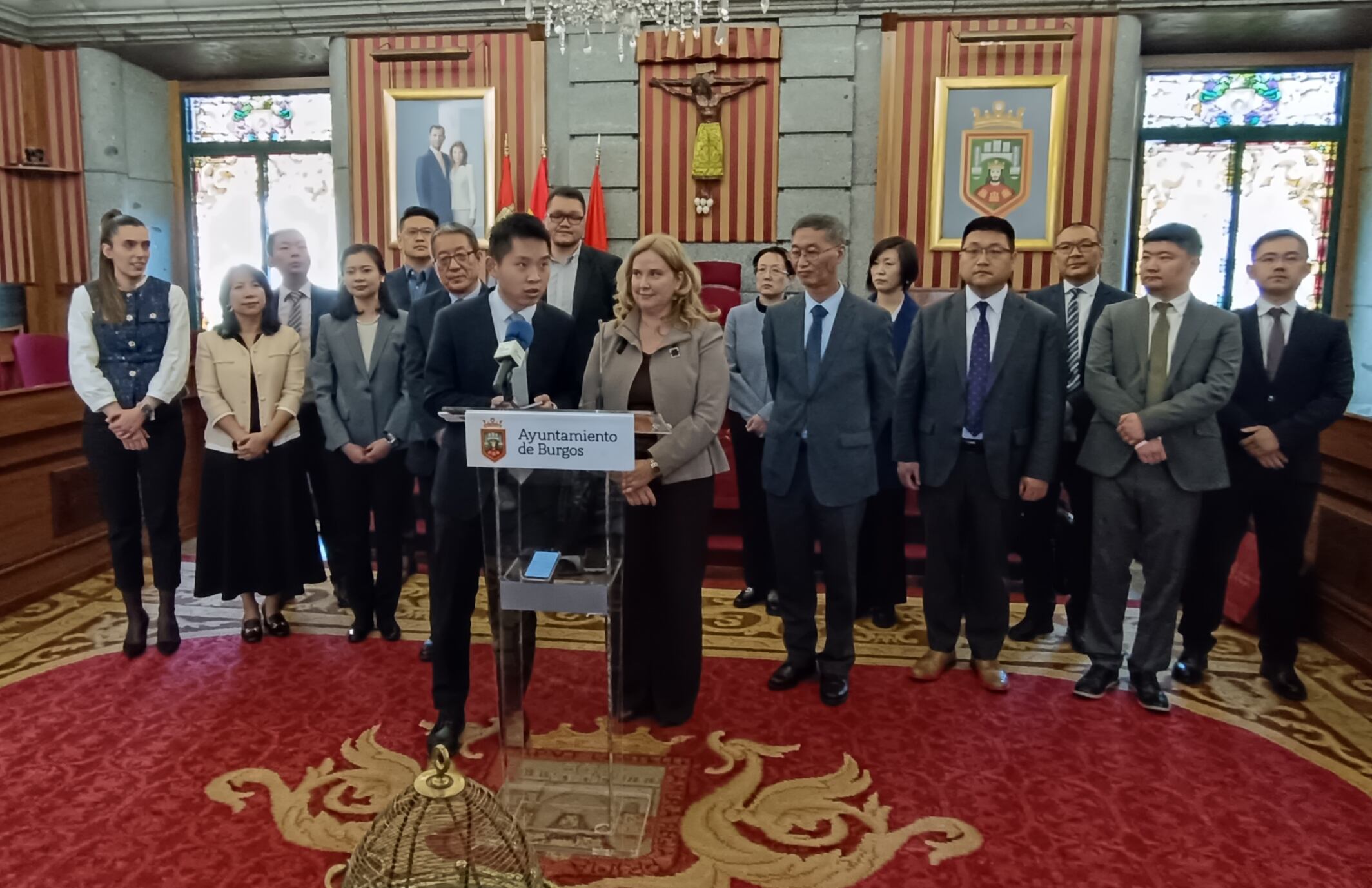 La delegación de empresarios chinos han sido recibidos en el salón de plenos del Ayuntamiento de Burgos