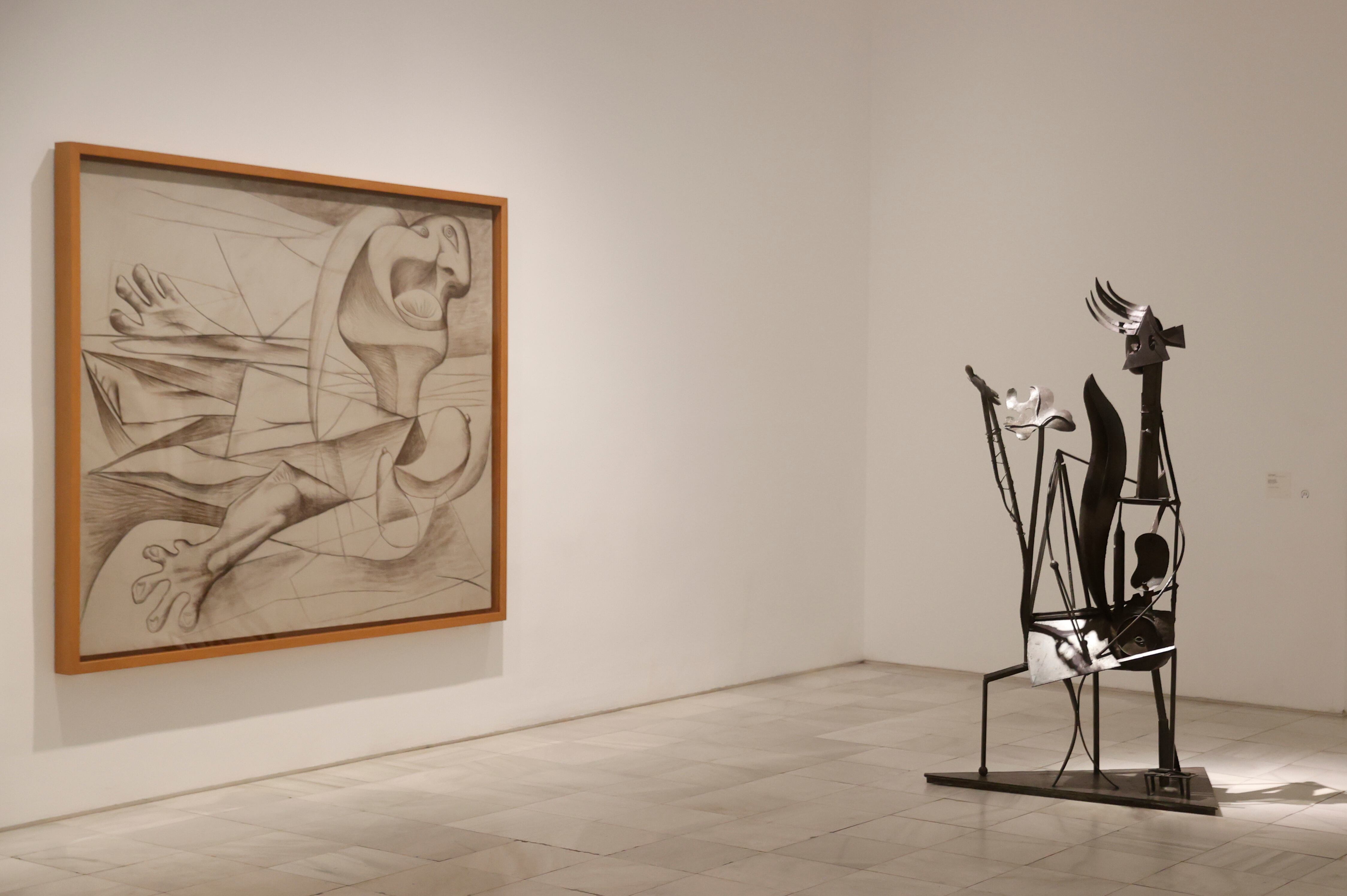 La obra &quot;La Nageuse (La nadadora)&quot; (L), de Pablo Picasso, fotografiada durante la presentación de los actos conmemorativos del &quot;Año Picasso&quot;, celebrado por el 50 aniversario de su muerte, este lunes en el Museo Reina Sofía de Madrid.