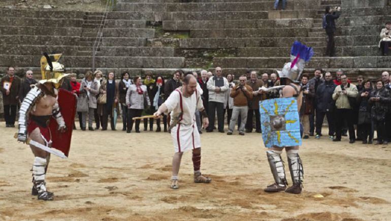 Alumnos de la Emeritae Ludus Gladiatorum realizan una exhibición en pleno Anfiteatro Romano de Mérida