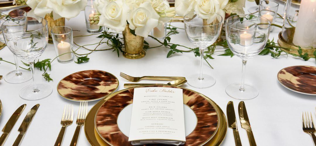 Una mesa preparada para una celebración