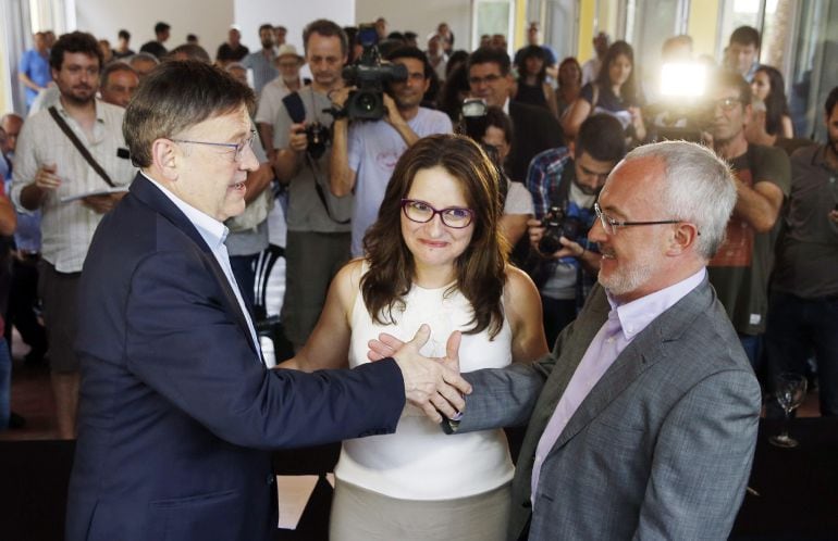 Los candidatos a la Presidencia del Gobierno valenciano del PSPV, Ximo Puig (i), Compromís, Mònica Oltra, y Podemos, Antonio Montiel (d), escenifican, en el Jardín Botánico de Valencia, la reanudación de las negociaciones y el acuerdo programático para un futuro gobierno de izquierdas en la Generalitat.