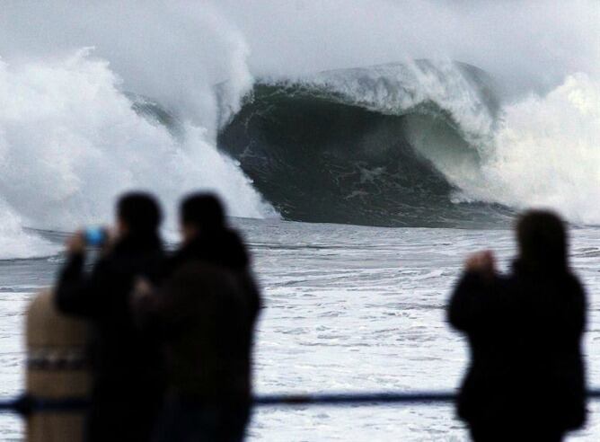 Imagen del oleaje frente a la playa del Camello en Santander.