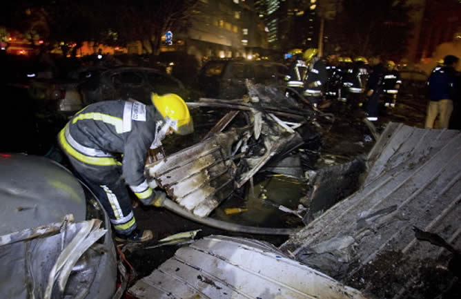 Restos del avión accidentado en el centro de la ciudad de México, donde han fallecido 9 personas entre ellas el ministro de Gobernación Mouriño