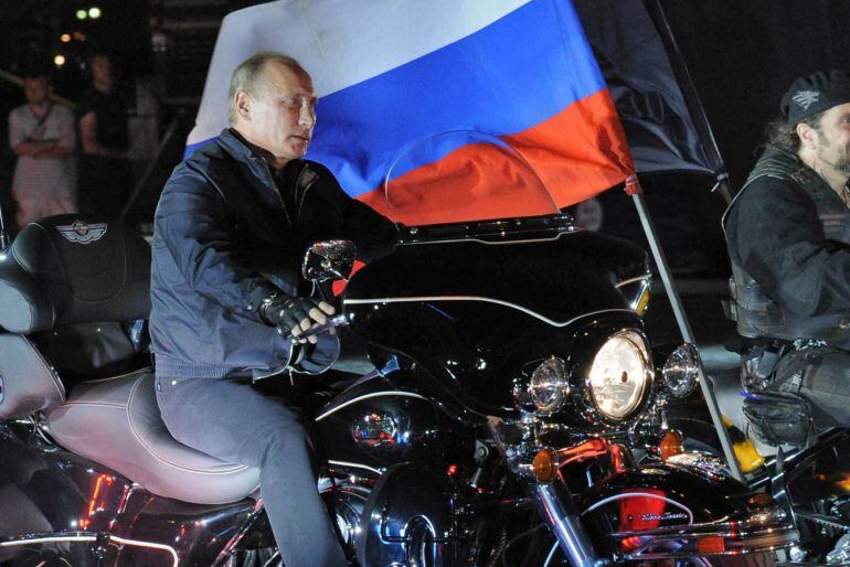 Putin lidera a los "lobos de la noche" que son como los ángeles del infierno rusos montado en una Harley.