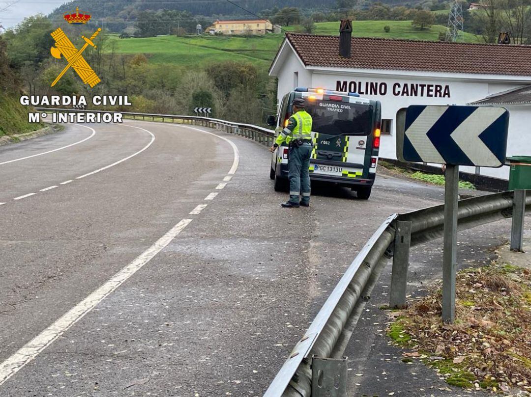 El joven de 20 años no se detuvo cuando las patrullas estaban atendiendo un accidente de tráfico, sino que aceleró y huyó