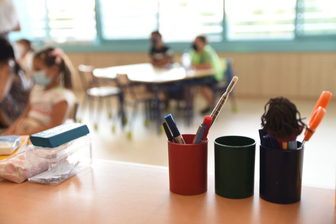 Recipientes llenos de lápices en una de las aulas de un colegio