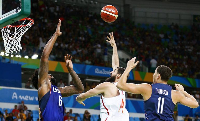 Mirotic tira a canasta ante la defensa de DeAndre Jordan