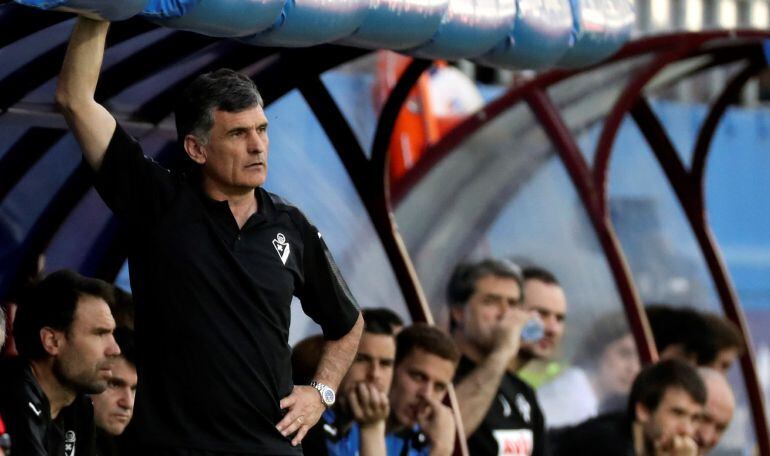 Mendilibar mira expectante una jugada del partido contra el Getafe