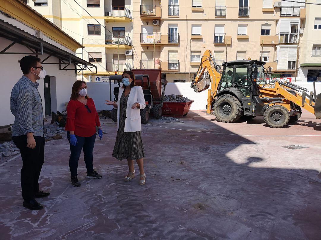 La alcaldesa, Mari Paz Fernández, ha visitado las actuaciones este lunes