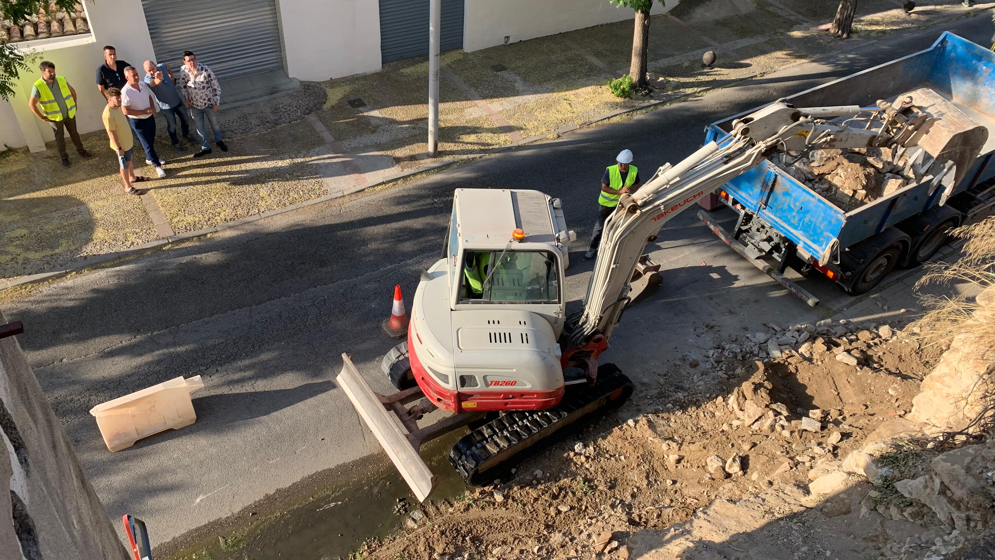 Arreglo del muro desprendido en la carretera de Circunvalación de Jaén.