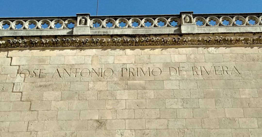 El lema se puede ver grabado en la piedra de la fachada lateral de la Puerta del Sarmental