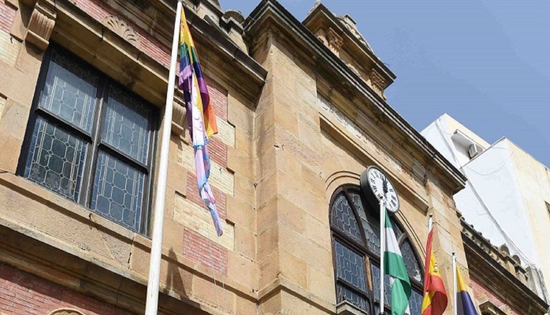 Izado de la bandera LGTBI.