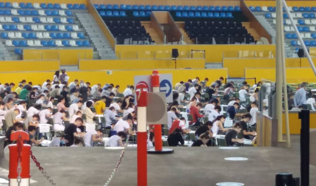 Alumnos durante la EBAU en una de las sedes de Oviedo. 