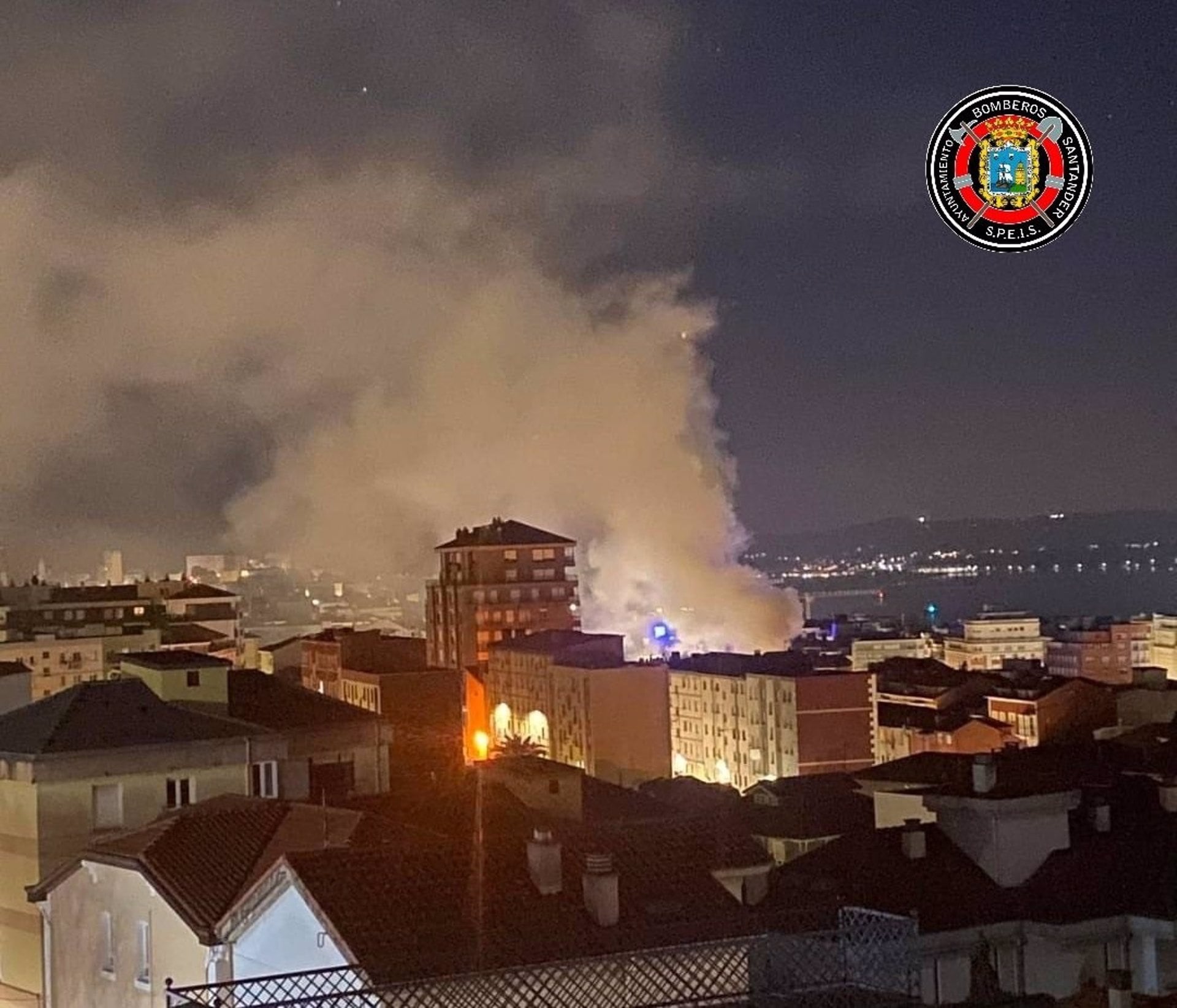 Incendio en una vivienda de la calle Cervantes en Santander.BOMBEROS SANTANDER