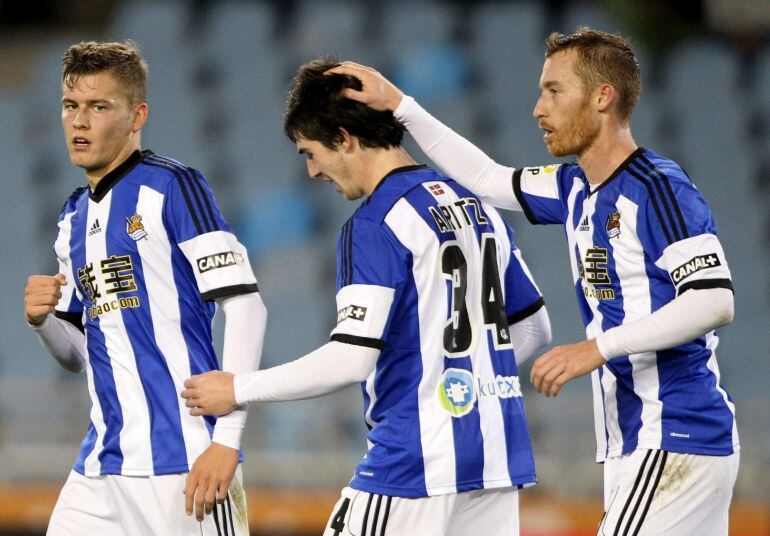  Los jugadores de la Real Sociedad, (i-d), el islandés Alfred Finnbogason, Aritz Elustondo y David Zurutuza, celebran el segundo gol del equipo donostiarra, durante el partido de vuelta de dieciseisavos de final de la Copa del Rey, que han disputado esta noche frente al Oviedo en el estadio de Anoeta, en San Sebastián