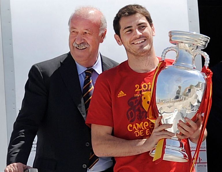 Del Bosque y Casillas, con el trofeo de la Eurocopa 2012.