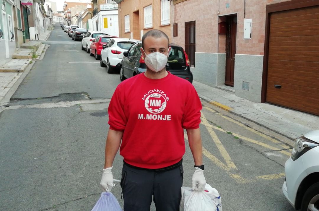 Jaime Coronel, tirando la basura a las 8 de la tarde pero ya sin disfraz