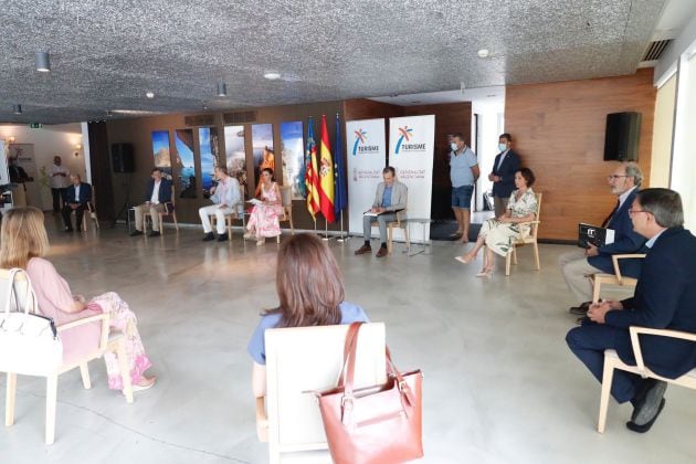 El Rey don Felipe VI y la Reina Letizia, durante un encuentro con representantes de la Confederación Empresarial de la Comunitat Valenciana y de organizaciones sindicales en Benidorm, Alicante, Comunidad Valenciana