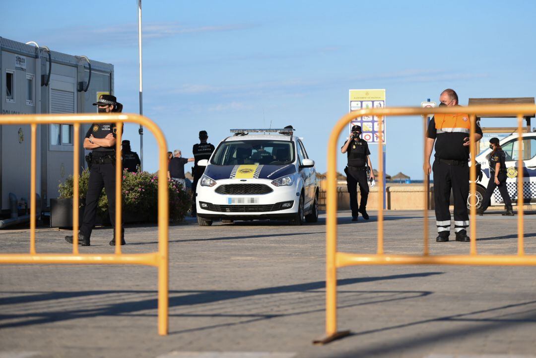 Agentes de la Policía Local de València vigilan la zona de la playa para evitar concentraciones.