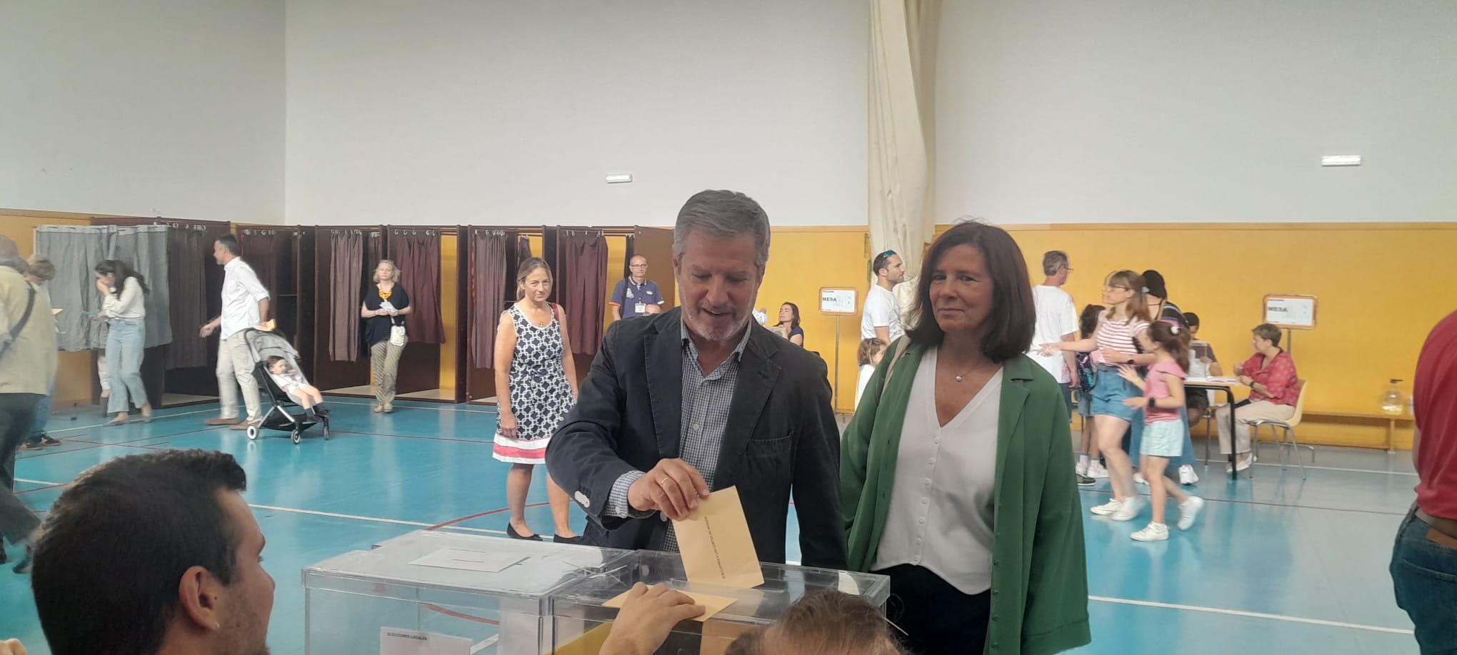 El candidato de ciudadanos a la alcaldía de Zaragoza, Daniel Pérez Calvo, ha votado junto a su mujer