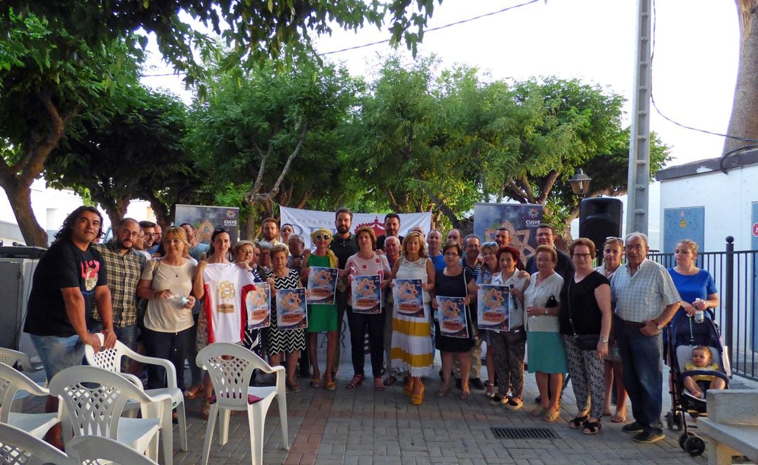 Foto de familia con alcalde, concejales y representantes de asociaciones y colectivos